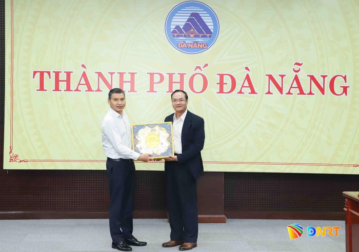 Phó Chủ tịch Thường trực UBND thành phố Đà Nẵng Hồ Kỳ Minh (bên trái) tặng quà lưu niệm cho lãnh đạo tỉnh Sekong. Ảnh: NGỌC PHÚ