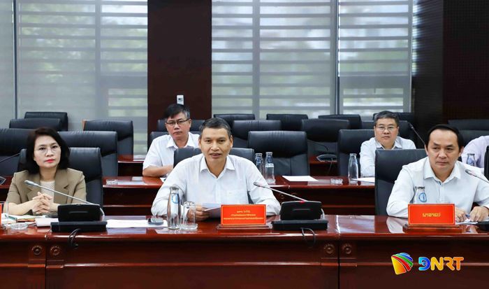 Phó Chủ tịch Thường trực UBND thành phố Đà Nẵng Hồ Kỳ Minh (giữa) trao đổi tại buổi làm việc. Ảnh: NGỌC PHÚ