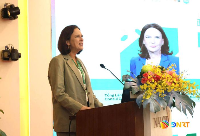 Tổng Lãnh sự Úc tại Thành phố Hồ Chí Minh Kate Wallace thông tin về các nguồn lực từ Chính phủ Úc để đồng hành triển khai tài chính xanh. Ảnh: MAI QUẾ