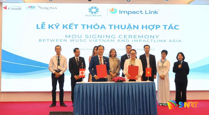 Đại diện WUSC và Công ty CP Tư vấn Impact Link Asia trao biên bản ghi nhớ hợp tác. Ảnh: MAI QUẾ
