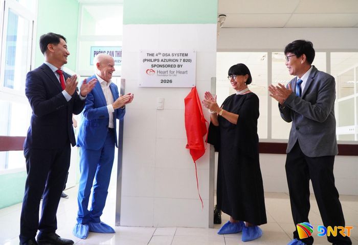 Lãnh đạo Bệnh viện Đà Nẵng cùng vợ chồng Giáo sư Erich Lejeune (ở giữa) thực hiện nghi thức khai trương hệ thống chụp mạch số hóa xóa nền (DSA) thứ 4 tại bệnh viện. Ảnh: TÂM ĐAN