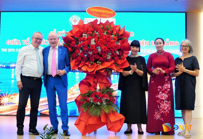 Phó Chủ tịch UBND thành phố Nguyễn Thị Anh Thi trao lẵng hoa chúc mừng Tổ chức Trái tim vì Trái tim. Ảnh: TÂM ĐAN