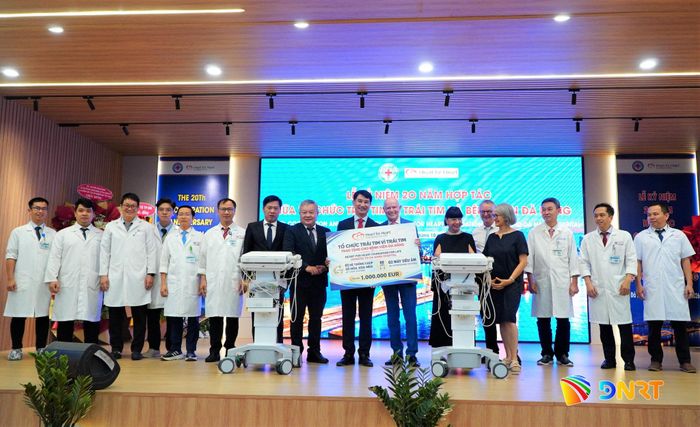 Tổ chức Trái tim vì Trái tim trao tặng hệ thống chụp mạch số hóa xóa nền (DSA) thứ 4 trị giá 1.000.000 EUR cho Bệnh viện Đà Nẵng. Ảnh: TÂM ĐAN