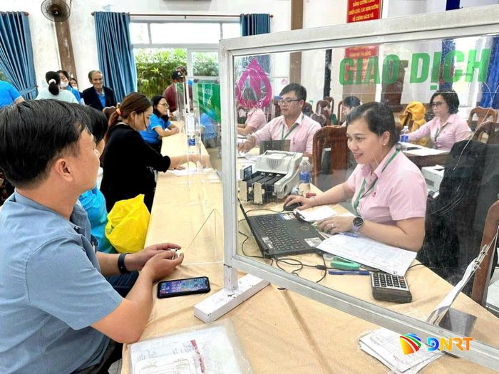 Khách hàng giao dịch tại Phòng Giao dịch Ngân hàng Chính sách xã hội Liên Chiểu. Ảnh: L.P