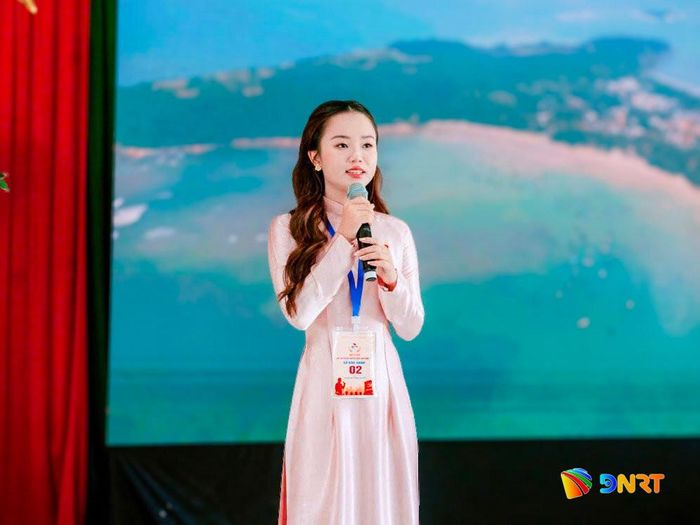 Đảng viên trẻ Hồ Thủy Tiên tham gia Hội thi tuyên truyền viên giỏi do Đảng uỷ xã Tam Hải tổ chức. Ảnh: THỦY TIÊN