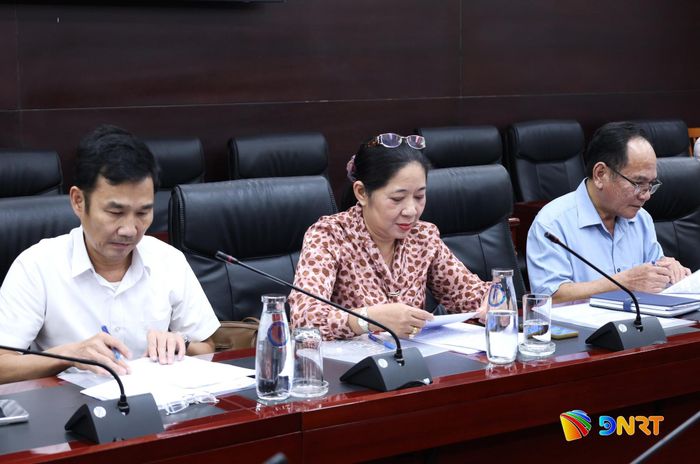 Các thành viên Hội đồng cấp thành phố tiến hành bỏ phiếu. Ảnh: NGỌC HÀ