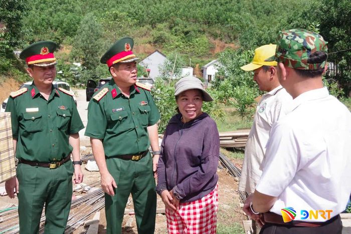 Đại tá Đinh Văn Hưng, Chính ủy Bộ Chỉ huy Quân sự thành phố (thứ hai từ trái sang) thăm hỏi gia đình người có công đang được hỗ trợ xóa nhà tạm. Ảnh: Bộ Chỉ huy Quân sự thành phố