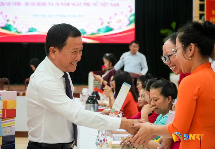 Bí thư Đảng ủy xã Chiên Đàn Thái Bình tặng quà cho cán bộ nữ của xã. Ảnh: HỒ QUÂN