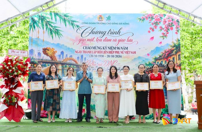 Trường Cao đẳng Đà Nẵng tôn vinh phụ nữ đạt danh hiệu "Giỏi việc nước, đảm việc nhà" tại tọa đàm. Ảnh: D.LỆ