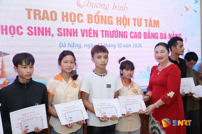 Lãnh đạo nhà trường trao học bổng cho học sinh vượt khó học tốt do Hội Từ tâm hỗ trợ. Ảnh: D.LỆ