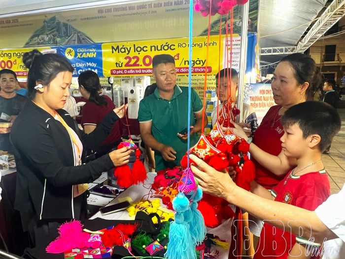 Gian hàng của huyện Giang Thành (Trung Quốc) thu hút người dân tham quan, mua sắm.