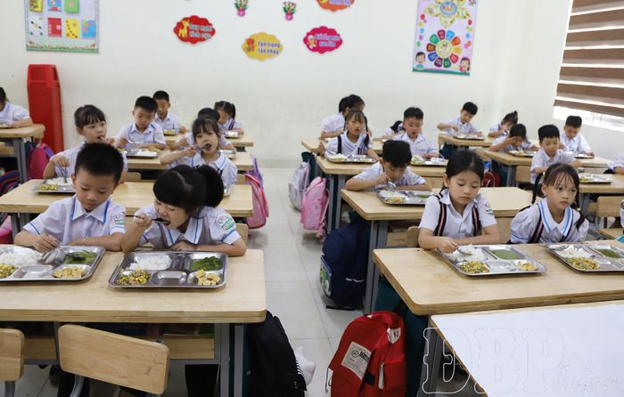 Học sinh Trường Tiểu học Điện Biên Phủ ăn bữa trưa tại trường.