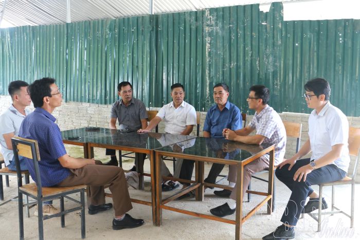 Cán bộ Ban Quản lý dự án các công trình giao thông tỉnh tuyên truyền vận động người dân bản Yên, xã Mường Phăng đồng thuận với phương án đền bù, hỗ trợ của Nhà nước.