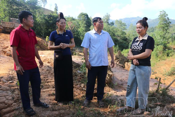 Ông Quàng Văn Thân (ngoài cùng bên trái), trưởng bản Lịch Tở, xã Mường Lạn tuyên truyền vận động người dân trong bản đồng tình với phương án hỗ trợ bồi thường tái định cư dự án cao tốc.
