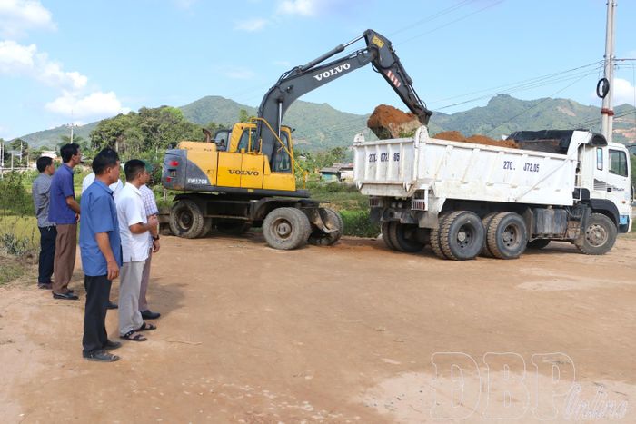 Đơn vị thi công tập trung máy móc san ủi mặt bằng khu tái định cư bản Lọng Luông, xã Mường Phăng.