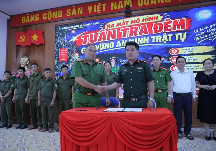 Đại diện các đơn vị ký cam kết thực hiện tốt công tác mô hình “Tuần tra đêm – Giữ vững an ninh, trật tự”.