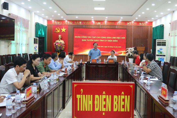 Các đại biểu tham dự buổi làm việc.