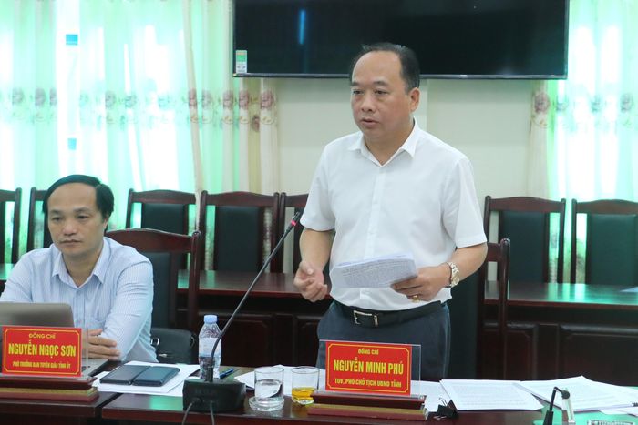 Phó Chủ tịch UBND tỉnh Nguyễn Minh Phú phát biểu tại buổi làm việc.