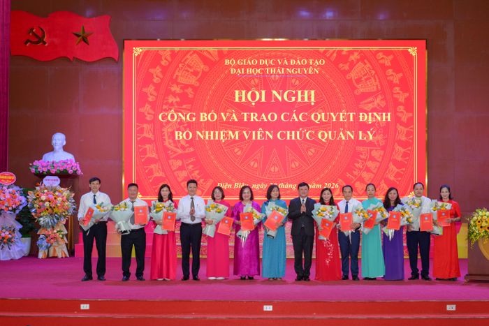 Lãnh đạo Đại học Thái Nguyên trao quyết định và tặng hoa chúc mừng các phó phòng, khoa được bổ nhiệm.