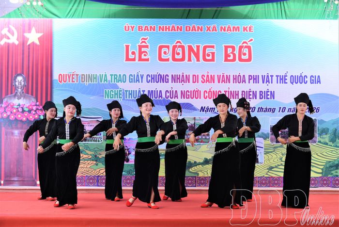 Múa truyền thống được người dân tộc Cống bản Nậm Kè gìn giữ, trao truyền qua nhiều thế hệ.