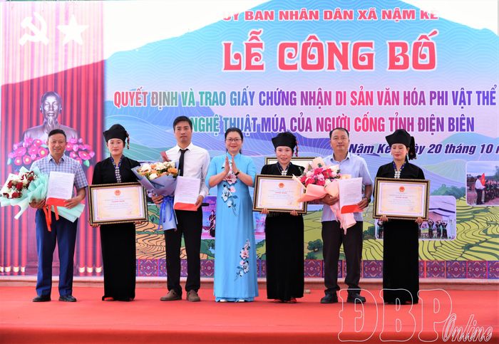 Bà Nguyễn Thị Thanh Chuyên, Phó Giám đốc Sở Văn hóa, Thể thao và Du lịch trao quyết định và giấy chứng nhận cho các xã có chủ thể nắm giữ, thực hành di sản nghệ thuật múa dân tộc Cống.