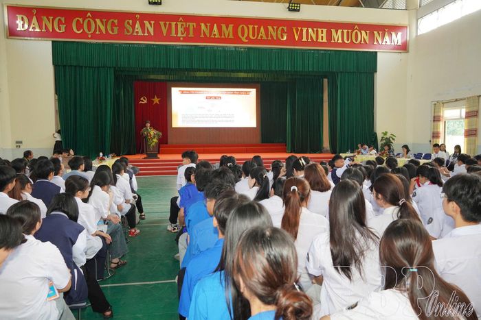Cán bộ Phòng Cảnh sát điều tra tội phạm về ma túy Công an tỉnh tuyên truyền phòng, chống ma túy học đường cho học sinh Trường THCS và THPT Lương Thế Vinh.