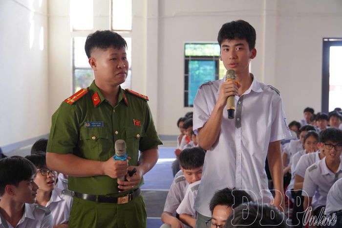 Học sinh Trường THPT chuyên Lê Quý Đôn tham gia trò chơi và phần hỏi - đáp liên quan đến phòng chống ma túy.