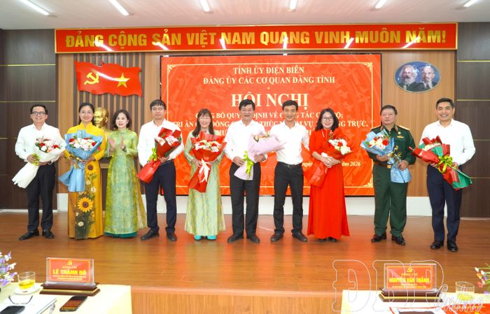 Các đồng chí nguyên Ủy viên Ban Chấp hành Đảng bộ các cơ quan Đảng tỉnh nhận hoa tri ân. 