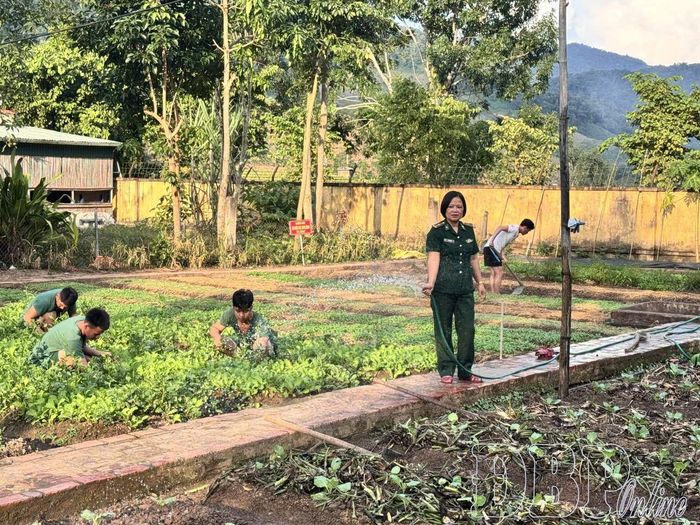 Ngoài giờ làm việc, chị Cúc cùng anh em chiến sĩ Đồn Biên phòng Mường Nhé tăng gia sản xuất.
