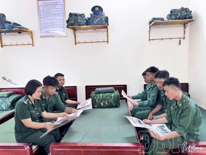 Hơn 30 năm trong môi trường quân ngũ, Thiếu tá Đinh Thị Cúc trau dồi nghiệp vụ đáp ứng yêu cầu nhiệm vụ. 