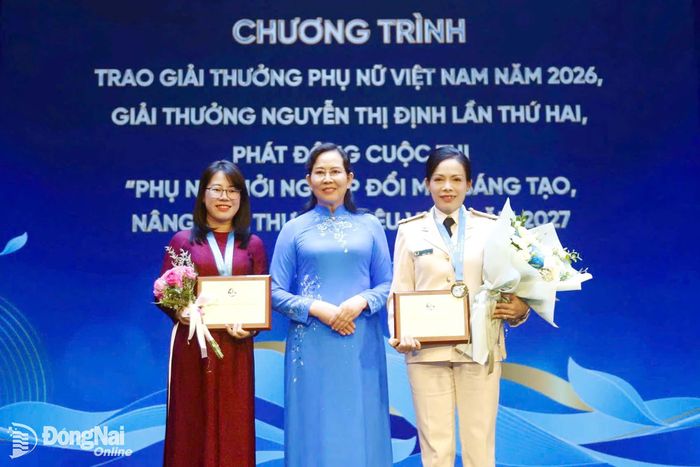 Đồng chí Lê Thị Thủy (giữa), Ủy viên Trung ương Đảng, Phó Chủ tịch Ủy ban MTTQ Việt Nam, Chủ tịch Hội Liên hiệp phụ nữ Việt Nam chụp hình với Thượng tá Nông Thị Minh Huệ, Trưởng ban Phụ nữ Công an thành phố Đồng Nai và  bà Vũ Thị Hương, Phó Trưởng ban Công tác phụ nữ thành phố  tại lễ trao giải thưởng. Ảnh: NVCC