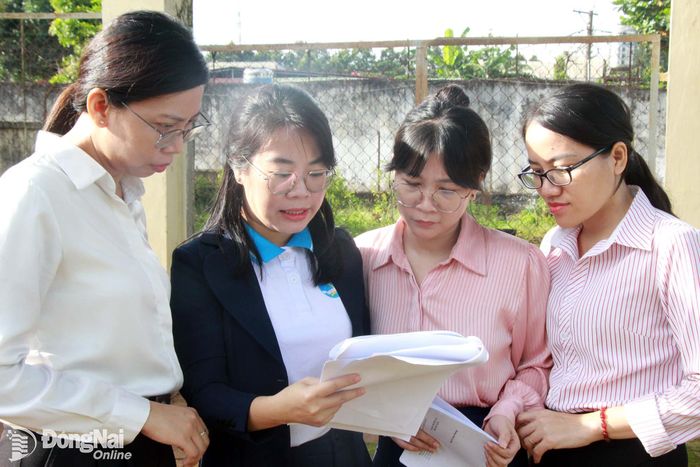 Bà Vũ Thị Hương (thứ 2 từ trái sang), Phó Trưởng ban Công tác phụ nữ thành phố trao đổi với đồng nghiệp về các phần việc sẽ làm trước mỗi chương trình.