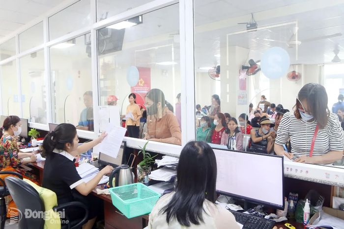 Người dân giải quyết thủ tục hành chính tại BHXH Đồng Nai. Ảnh: Hạnh Dung