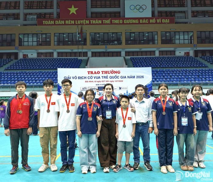Huấn luyện viên Nguyễn Thùy Dương cùng các kỳ thủ trẻ Đồng Nai tại lễ trao thưởng Giải vô địch cờ vua trẻ quốc gia năm 2026 ở Bắc Ninh. Ảnh: NVCC