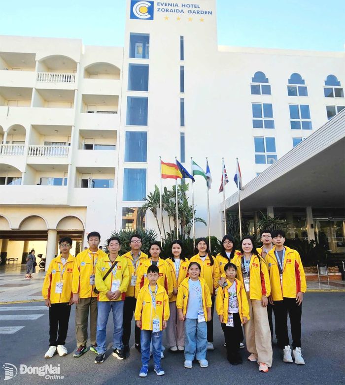 Huấn luyện viên Nguyễn Thùy Dương cùng học trò đi thi đấu tại Giải vô địch Cờ vua trẻ thế giới lứa tuổi 7, 9, 11, 13, 15 và 17 diễn ra ở Tây Ban Nha. Ảnh: NVCC