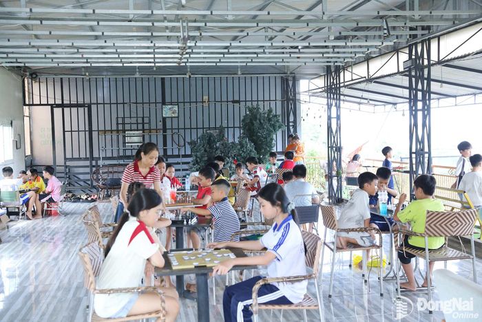Lớp cờ vua, cờ tướng miễn phí của cô Lê Thị Hợi thu hút học sinh ở nhiều độ tuổi tham gia. Ảnh: Huy Anh