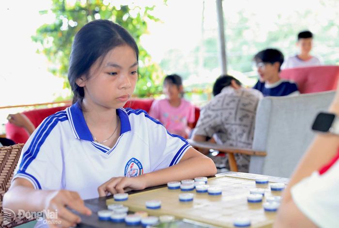 Em Nguyễn Ngọc Vân Nghi được luyện tập và học hỏi qua các ván cờ cùng bạn bè trong lớp. Ảnh: Huy Anh