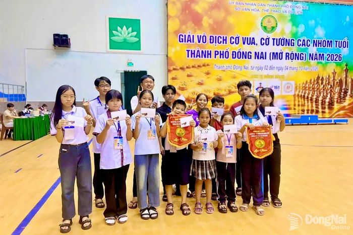 Cô Lê Thị Hợi cùng học sinh tham dự các giải đấu, tạo cơ hội để các em cọ xát và tích lũy kinh nghiệm. Ảnh: NVCC