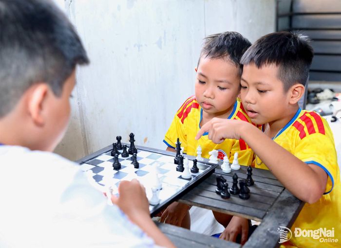 Các em nhỏ tìm thấy niềm vui bên những bàn cờ. Ảnh: Huy Anh