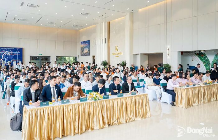 Đông đảo khách hàng quan tâm buổi tư dự án nhà ở xã hội tại phường Trảng Bom. Ảnh: Viết Cường
