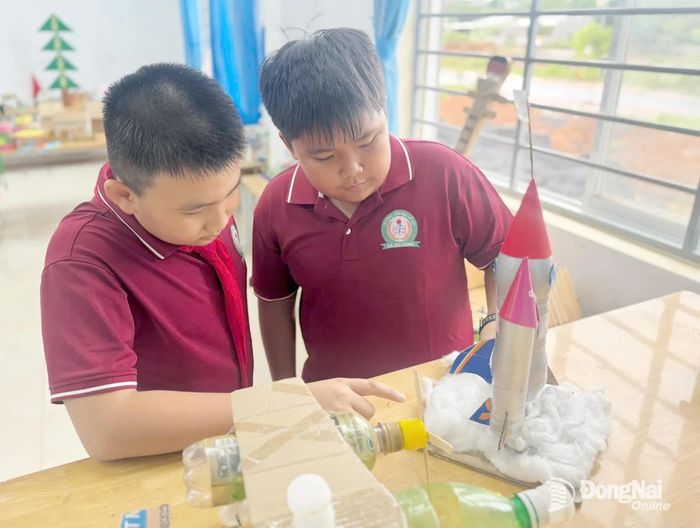 Sản phẩm STEM của học sinh Trường tiểu học Lê Lợi, xã Bù Đăng, thành phố Đồng Nai. Ảnh: Bích Nhàn