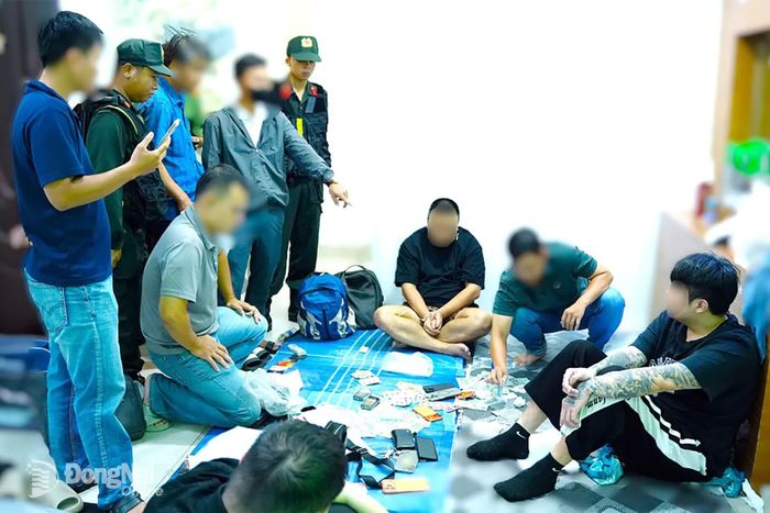 Lực lượng chức năng phát hiện một số đối tượng tham gia đánh bạc. Ảnh: H.B