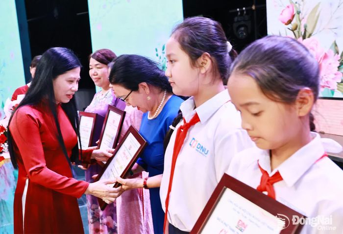 Phó Giám đốc Báo và Phát thanh, Truyền hình Đồng Nai Hoàng Thị Bích Phú trao giải cho các tác giả. Ảnh: Huy Anh
