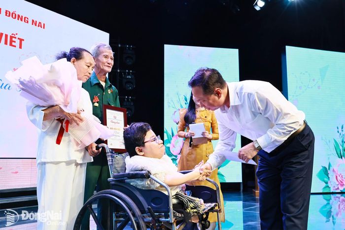 Phó Giám đốc phụ trách Báo và Phát thanh, Truyền hình Đồng Nai Nông Thanh Tuấn tặng quà cho tác giả Huỳnh Thanh Thảo. Ảnh: Công Nghĩa