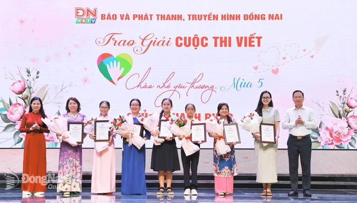 Lãnh đạo Báo và Phát thanh, Truyền hình Đồng Nai trao giải cho các tác giả. Ảnh: Công Nghĩa