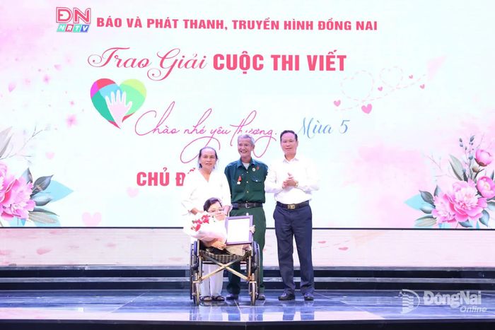 Phó Giám đốc phụ trách Báo và Phát thanh, Truyền hình Đồng Nai Nông Thanh Tuấn trao giải đặc biệt cho tác giả Huỳnh Thanh Thảo. Ảnh: Huy Anh - Công Nghĩa