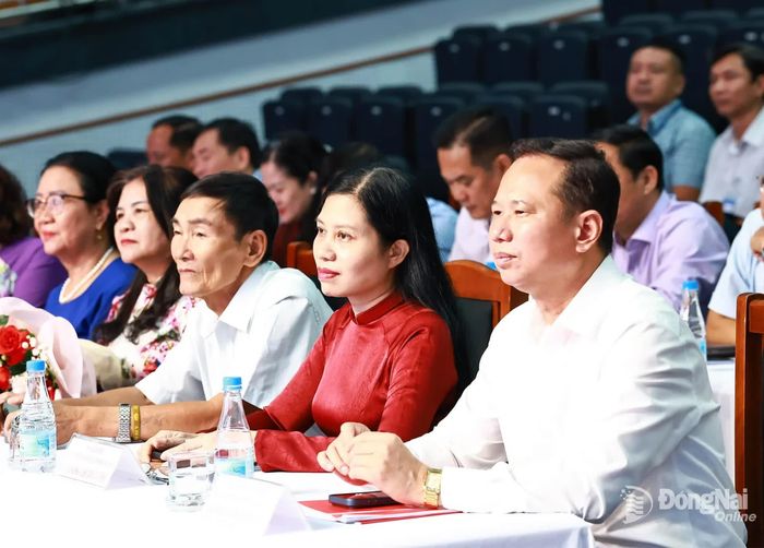 Lãnh đạo Báo và Phát thanh, Truyền hình Đồng Nai cùng các khách mời tham dự chương trình. Ảnh: Công Nghĩa