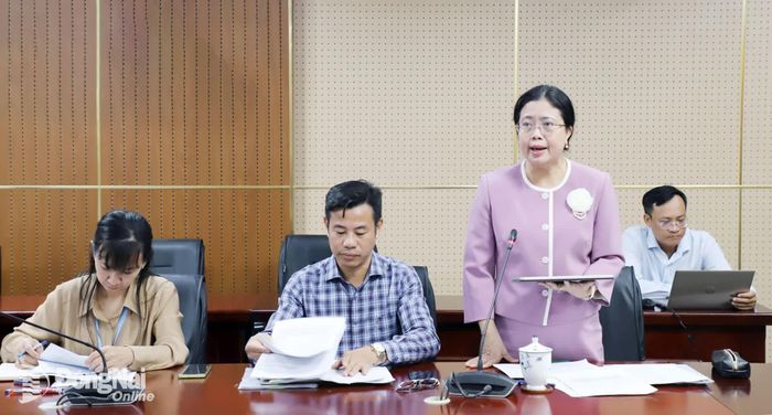Thành ủy viên, Giám đốc Sở Văn hóa, Thể thao và Du lịch Lê Thị Ngọc Loan báo cáo kế hoạch tổ chức các hoạt động trong Tuần lễ Văn hóa - Đại đoàn kết thành phố Đồng Nai. Ảnh: My Ny