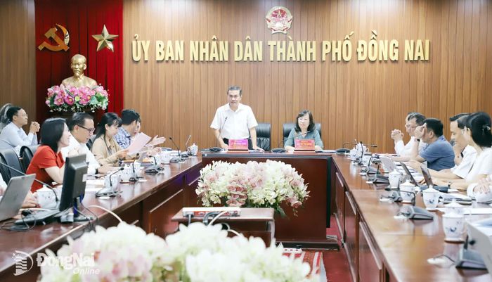 Ủy viên Ban Thường vụ Thành ủy, Phó Chủ tịch UBND thành phố Lê Trường Sơn phát biểu tại hội nghị. Ảnh: My Ny