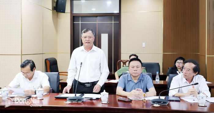 Phó Chủ tịch Ủy ban MTTQ Việt Nam thành phố Đồng Nai Nguyễn Tấn Phú báo cáo tổ chức hoạt động tại hội nghị. Ảnh: My Ny